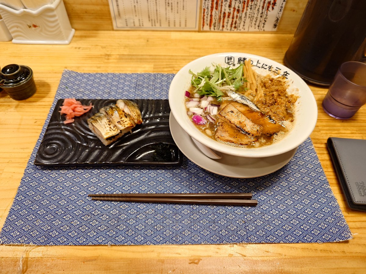 jazznotjazz_'s tweet photo. 今日は三宮の鯖の上にも三年というラーメン屋さんで昼夜食べました。一番最初の客と一番最後の客になるという……昼食べてめっちゃハマって、どちらを食べるか迷ったまぜそばがどうしても食べたかったのだけど、残念ながら品切れ。代わりに食べた醤油味も旨かった。#tt2026神戸 #なぜなにゆかりん https://t.co/8oMaEz8VPY
