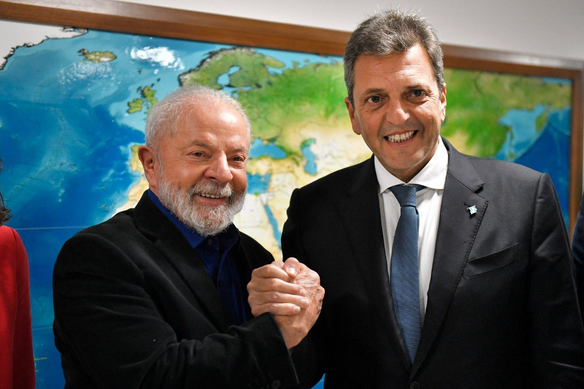 passomarcela's tweet photo. Brasil es un país hermano, y el principal socio comercial de la Argentina. 🇦🇷❤️🇧🇷

Gobernar bien exige sensibilidad, empatía, responsabilidad y respeto en las relaciones bilaterales.

El desarrollo como motor de crecimiento y prosperidad tiene que ser prioridad de agenda, tal como lo planteó @SergioMassa y todos los que formamos parte del @FrenteRenovador .

Lamento profundamente que la agenda de odio que impulsa el actual gobierno argentino se haya puesto por encima de esos ideales.