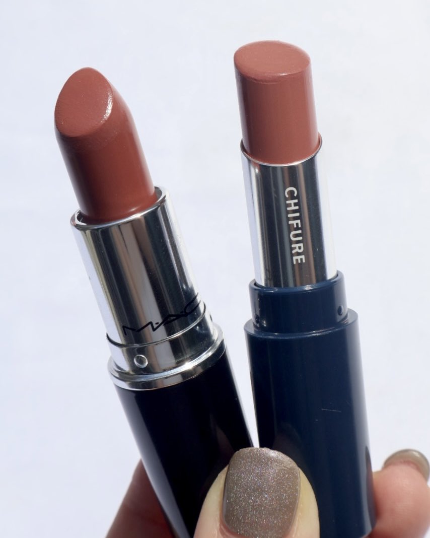 CosmeHana's tweet photo. 似てる？と話題のMACハグミーとちふれBE12。MACハグミーは赤みと深みがあって華やかめ、ちふれBE12は白みがかった明るめベージュで優しい印象。似てるといえば似てる.似てないといえば似てない...個人的には全然違うと思ってるから両方あって良い。（個人の意見です https://t.co/H6jKvQ8XTw