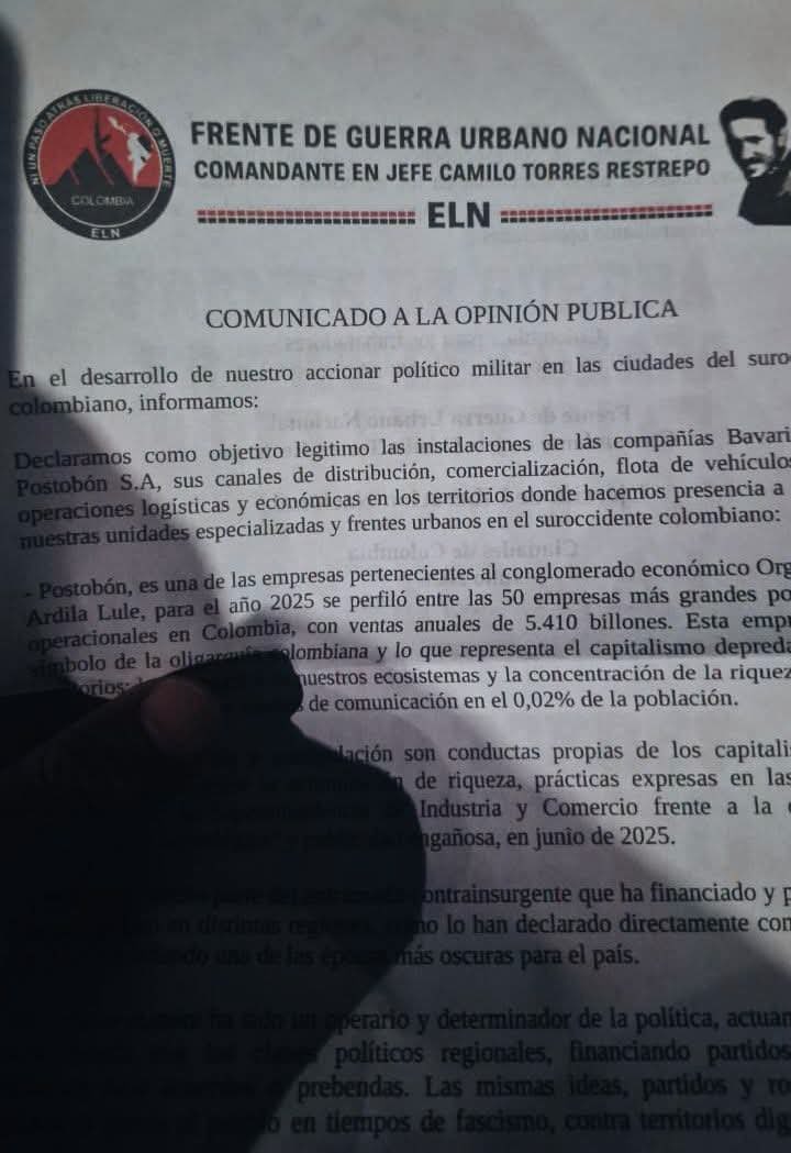 EnterateCali's tweet photo. Se registró un atentado en las inmediaciones de la planta de Postobón, en Popayán, que no dejó víctimas fatales ni heridos, a las 11:11 de la noche del sábado 25 de julio, según confirmó la Policía Nacional.

En un comunicado, la autoridad mencionó que el artefacto explosivo habría sido arrojado por dos personas que se movilizaban en una motocicleta.

A la escena llegaron funcionarios de la Sijin, la Sipol, el Gaula y el CTI para adelantar la recolección de los elementos probatorios y la evidencia física para dar con los autores del hecho.

También se conoció, mediante usuarios de redes sociales, que en el lugar había supuestos panfletos del ELN. 🚨👮‍♂️🔎