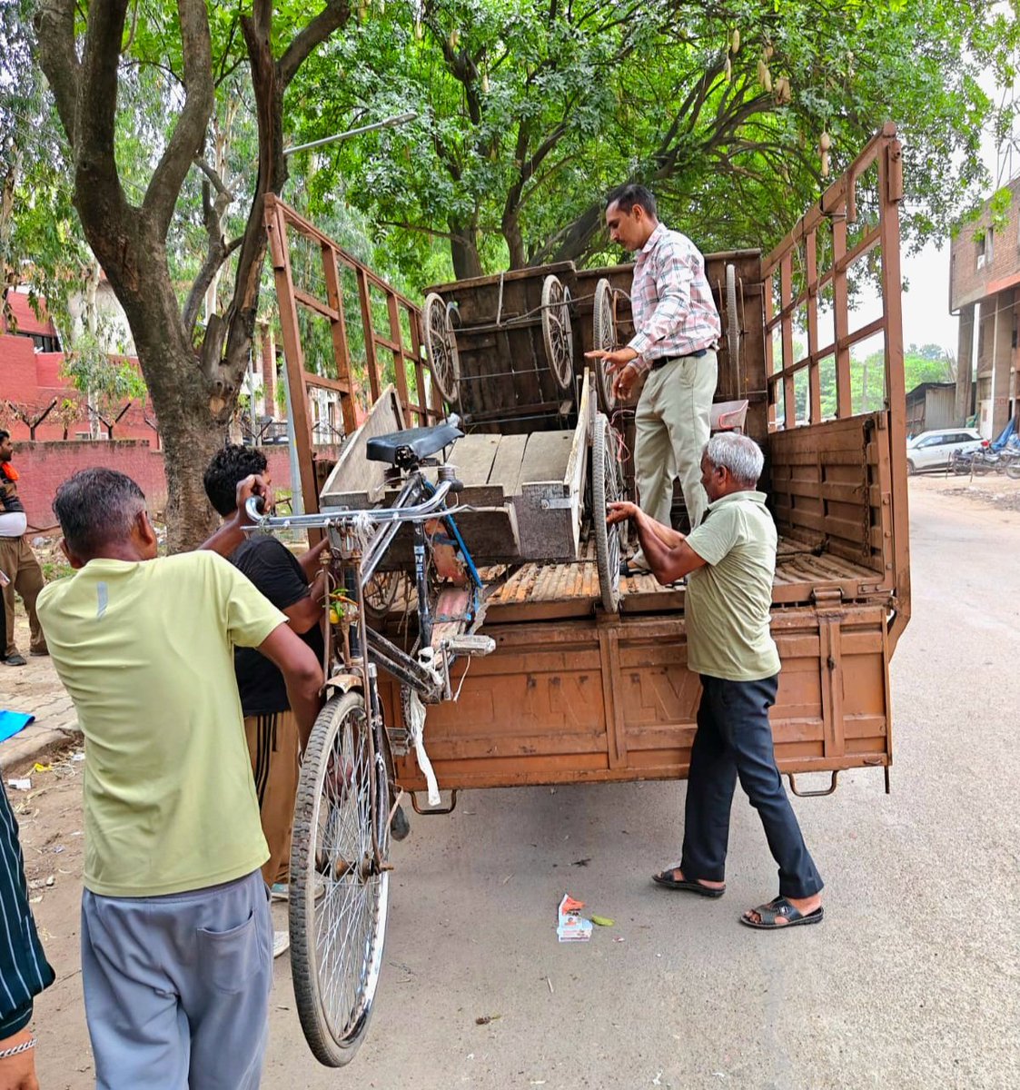 MCChandigarh's tweet photo. MC Chandigarh continued its anti-encroachment drive to keep public spaces safe and accessible.

During a special enforcement drive in Sectors 41, 56, 26 (Outer Mandi) & 19, 40 illegally parked rehris were impounded and challans were issued against violators. Citizens and vendors are urged to use only designated vending zones.

#MCChandigarh #EncroachmentFreeChandigarh #PublicSafety #EnforcementDrive