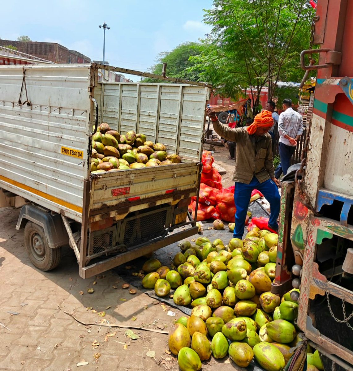MCChandigarh's tweet photo. MC Chandigarh continued its anti-encroachment drive to keep public spaces safe and accessible.

During a special enforcement drive in Sectors 41, 56, 26 (Outer Mandi) & 19, 40 illegally parked rehris were impounded and challans were issued against violators. Citizens and vendors are urged to use only designated vending zones.

#MCChandigarh #EncroachmentFreeChandigarh #PublicSafety #EnforcementDrive