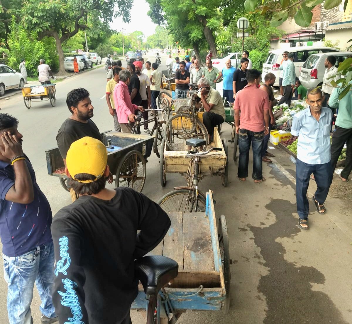 MCChandigarh's tweet photo. MC Chandigarh continued its anti-encroachment drive to keep public spaces safe and accessible.

During a special enforcement drive in Sectors 41, 56, 26 (Outer Mandi) & 19, 40 illegally parked rehris were impounded and challans were issued against violators. Citizens and vendors are urged to use only designated vending zones.

#MCChandigarh #EncroachmentFreeChandigarh #PublicSafety #EnforcementDrive