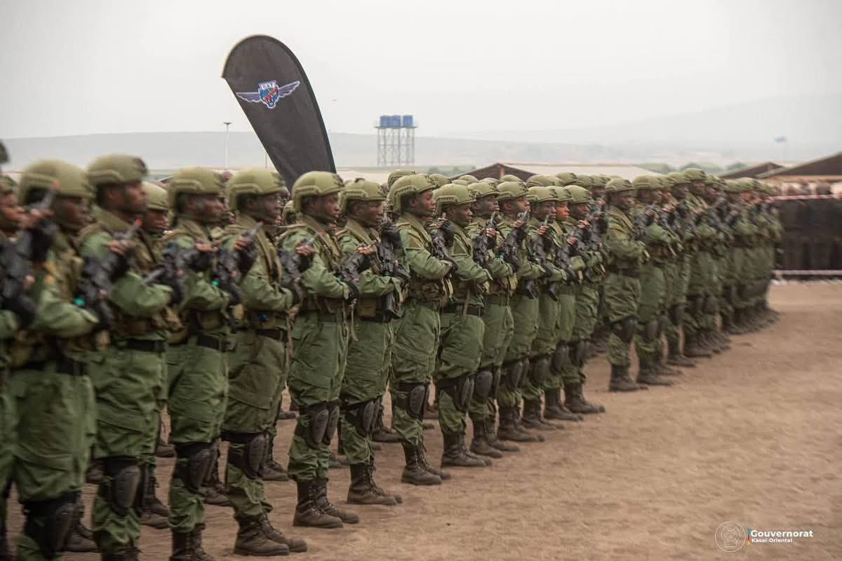 Cap_Brave's tweet photo. La clôture de la formation de la première promotion des unités spéciales composées de jeunes recrutés au Kasaï Oriental, après six mois d’entraînement intensif assuré par des experts israéliens, illustre cette montée en puissance. Ces nouveaux brevetés auront pour mission de contribuer à la défense de la République et à la protection de son intégrité territoriale. Le recrutement de nouvelles cohortes, souhaité par le Gouverneur Jean-Paul Mbwebwa Kapo, s’inscrit dans cette même dynamique de renforcement des capacités nationales.

La détermination de la #RDC à défendre sa souveraineté demeure intacte. Ceux qui comptent encore sur la violence ou l’instabilité pour atteindre leurs objectifs constateront que le pays poursuit résolument le renforcement de ses moyens de défense.