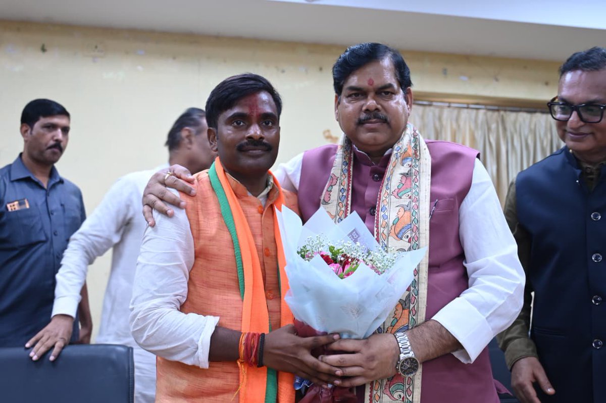 mkrtiwari_bjp's tweet photo. पटना के BIA हॉल में आयोजित प्रबुद्ध नागरिक एवं विप्र समाज के संवाद कार्यक्रम में विभिन्न बुद्धिजीवियों एवं समाज के सम्मानित प्रतिनिधियों से सार्थक चर्चा हुई।

#Bankipur #BankipurByElection #NeerajKumarSinha #BJP #BJPBihar #Bihar #MithileshTiwari #PrabuddhSamvad #VipraSamaj https://t.co/3NfACu1Fme