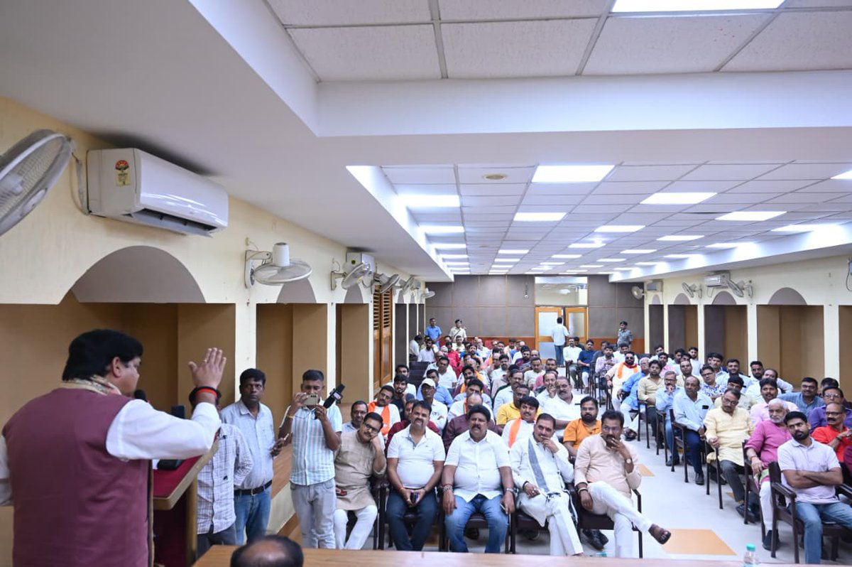 mkrtiwari_bjp's tweet photo. पटना के BIA हॉल में आयोजित प्रबुद्ध नागरिक एवं विप्र समाज के संवाद कार्यक्रम में विभिन्न बुद्धिजीवियों एवं समाज के सम्मानित प्रतिनिधियों से सार्थक चर्चा हुई।

#Bankipur #BankipurByElection #NeerajKumarSinha #BJP #BJPBihar #Bihar #MithileshTiwari #PrabuddhSamvad #VipraSamaj https://t.co/3NfACu1Fme