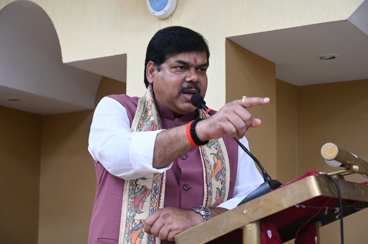 mkrtiwari_bjp's tweet photo. पटना के BIA हॉल में आयोजित प्रबुद्ध नागरिक एवं विप्र समाज के संवाद कार्यक्रम में विभिन्न बुद्धिजीवियों एवं समाज के सम्मानित प्रतिनिधियों से सार्थक चर्चा हुई।

#Bankipur #BankipurByElection #NeerajKumarSinha #BJP #BJPBihar #Bihar #MithileshTiwari #PrabuddhSamvad #VipraSamaj https://t.co/3NfACu1Fme