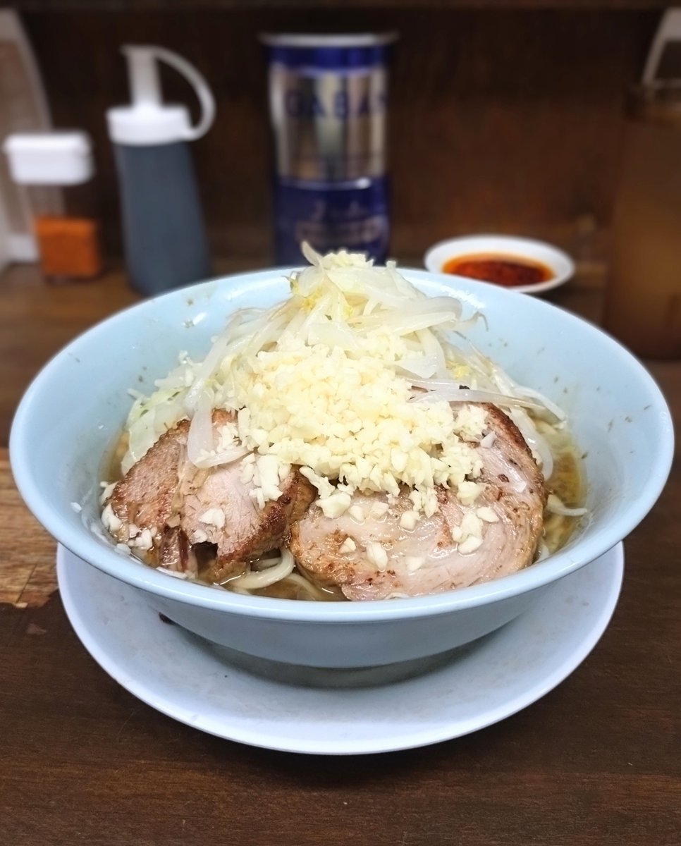 4UsxuCFGKr43464's tweet photo. 下北沢
「らーめん玄」
小の小らーめん 豚増し1枚
ラー油 ニンニク

本日で7周年🎉店主さんは目黒二郎で11年間の助手されていた方💡カエシが効いた豚骨スープにしっかり染み込むワシワシの自家製縮れ麺🎶刻みニンニクと別皿のラー油を混ぜ合わせ旨辛でめっちゃ美味〜✨本日はご馳走さまでした🎵初訪🔰 https://t.co/rtYorVQMv5