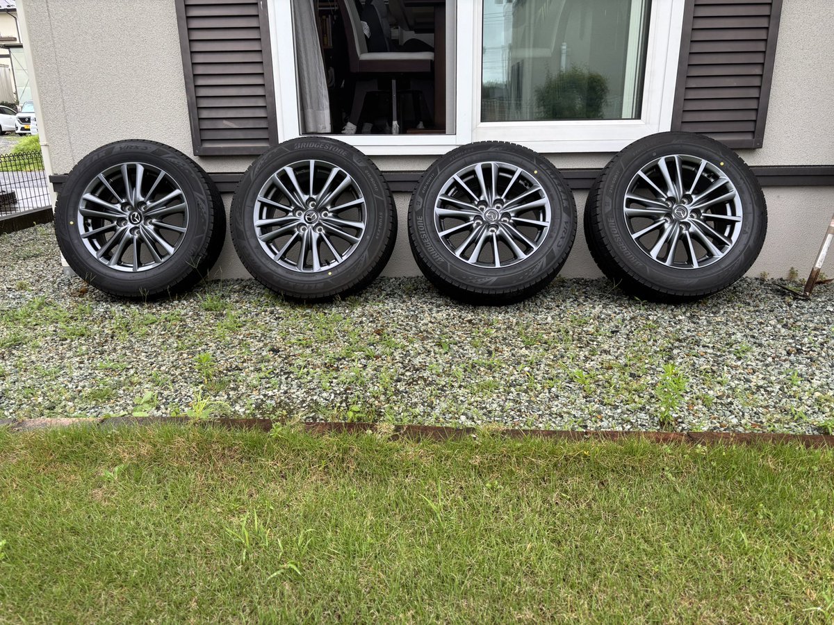 ddleyw's tweet photo. #タイヤ売ります

メーカー：ブリヂストン BLIZZAK VRX3
* サイズ：215/60R17
* 製造年週：2024年33週
* 残り溝：バリ溝（画像をご確認ください）

【ホイール】

* CX-30純正17インチアルミホイール
* ガリ傷・大きな傷なし
* 使用に伴う細かな傷はあるかもしれませんが、全体的に綺麗な状態です。 https://t.co/7AHf4e6k2J