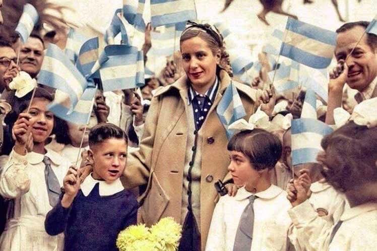 SergioGCasas's tweet photo. La Abanderada de los Humildes vive en el corazón de su pueblo. 

🇦🇷 Su compromiso inquebrantable nos enseña que la verdadera política es la que transforma la vida de la gente.

​Hoy recordamos a Evita en un nuevo aniversario de su paso a la inmortalidad. 

#EvitaEterna https://t.co/btmBsT081n