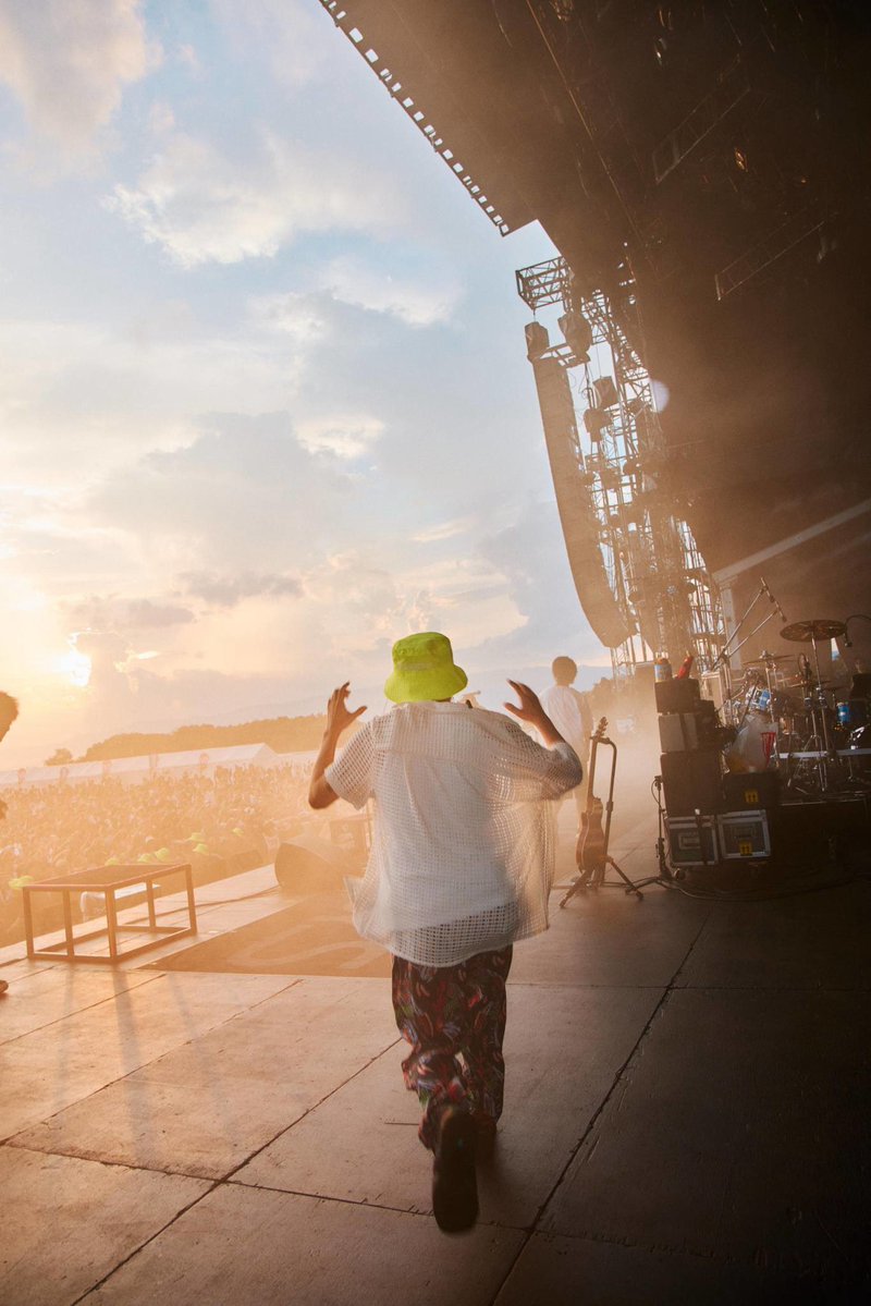04GENLS's tweet photo. 2026.07.27
初年度から出演しているジャイガ。夕方の時間帯の出演にも関わらず、僕は暑さにやられてくらくらきてしまった。思わずシャツを脱ぎタンクトップで演奏。タンクトップでライブしたの初めてで今日はタンクトップ記念日。アジカンの楽屋に行ったらゴッチもタンクトップだった。
@junpeihiyoshi https://t.co/ewiSHbRFpF