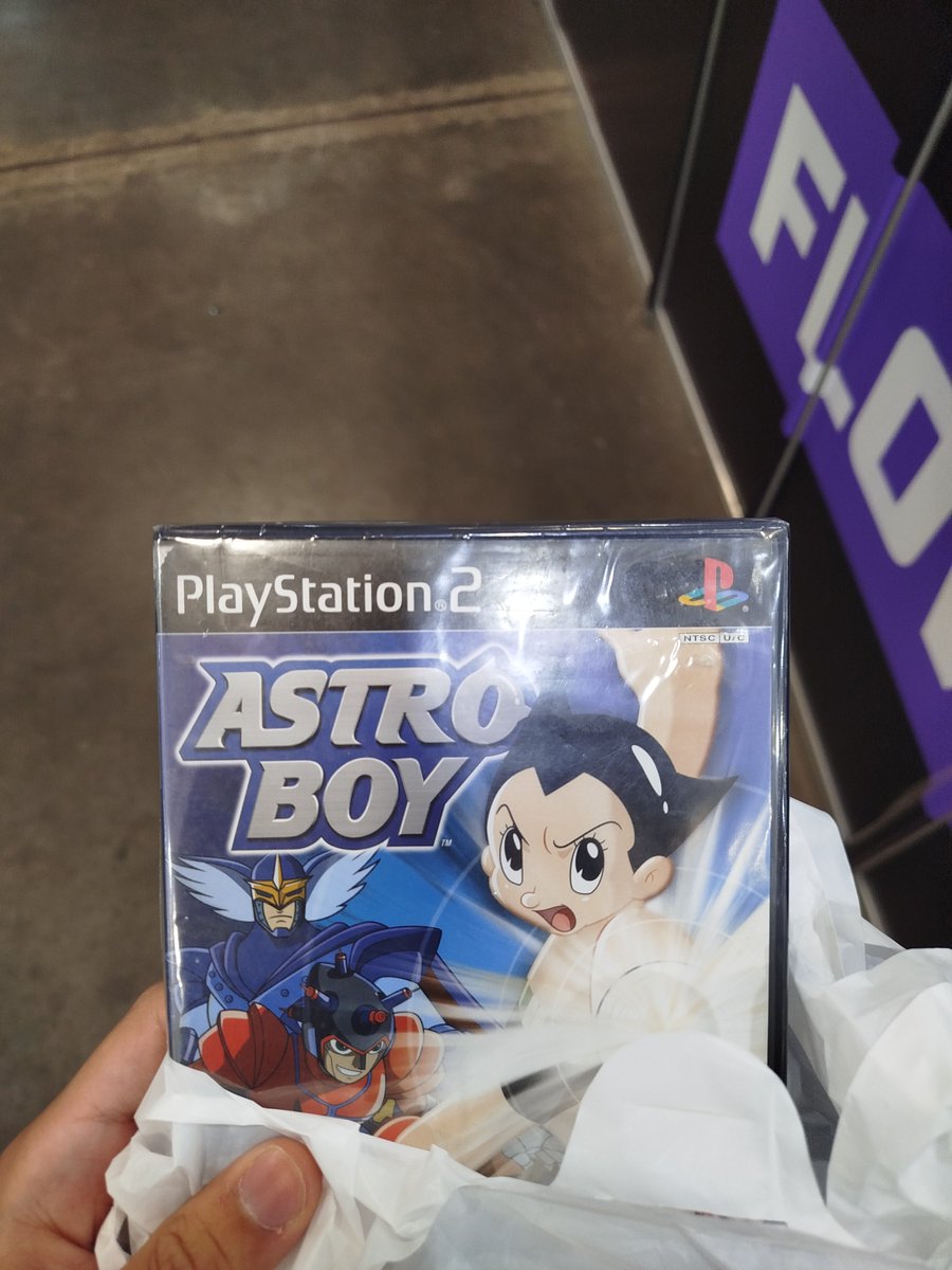 Theukj's tweet photo. Consegui pegar a melhor coisa da retrocon, o jogo que era meu sonho qnd criança, mas eu NUNCA achei em lugar nenhum, nem na internet https://t.co/5kvRp9559e