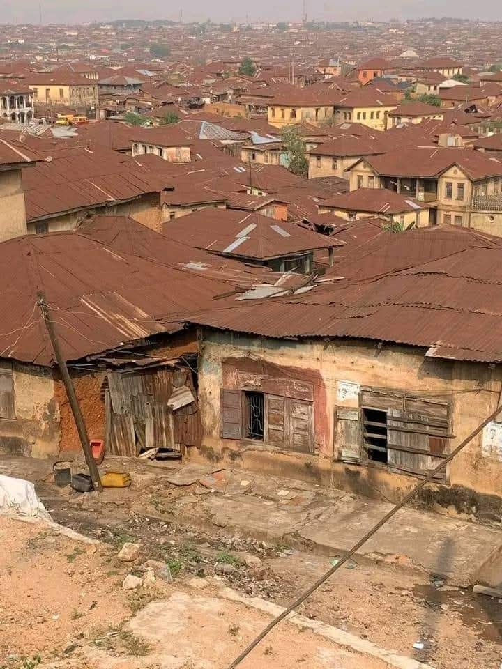 Patriot_S_A's tweet photo. To those who have never been to Nigeria, this is Nigeria... Yorubaland.
No electricity.
No running water. 
No toilets. 
Humans here smell very bad! https://t.co/SYQOVwyxZX
