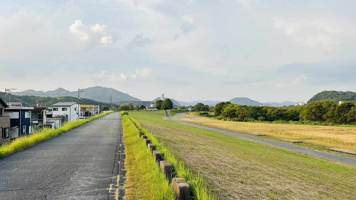 potapote's tweet photo. 昨日は兵庫県たつの市を散歩🚶‍♂️
暑さに負けそうになりながら歩いた先で、夕焼けや揖保川の景色、気になる塔、夜の龍野城に出会えました。歩いたからこそ見つかる景色っていいですね😊

#たつの市 #兵庫県 #街歩き #散歩好き https://t.co/ift9iq7z3g