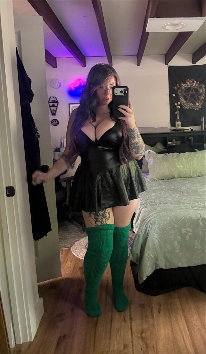 FernSparx's tweet photo. Green socks and a little black dress is such a vibe 🥰🖤 https://t.co/fwQf4niwlc