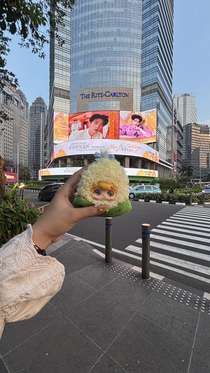 sunsetmimosx's tweet photo. had a blast watching Dad's LED ads in Indonesia today🫶🏻

#XuningxBeddyBear
#田栩宁 #TianXuning https://t.co/HKxAR59m3q