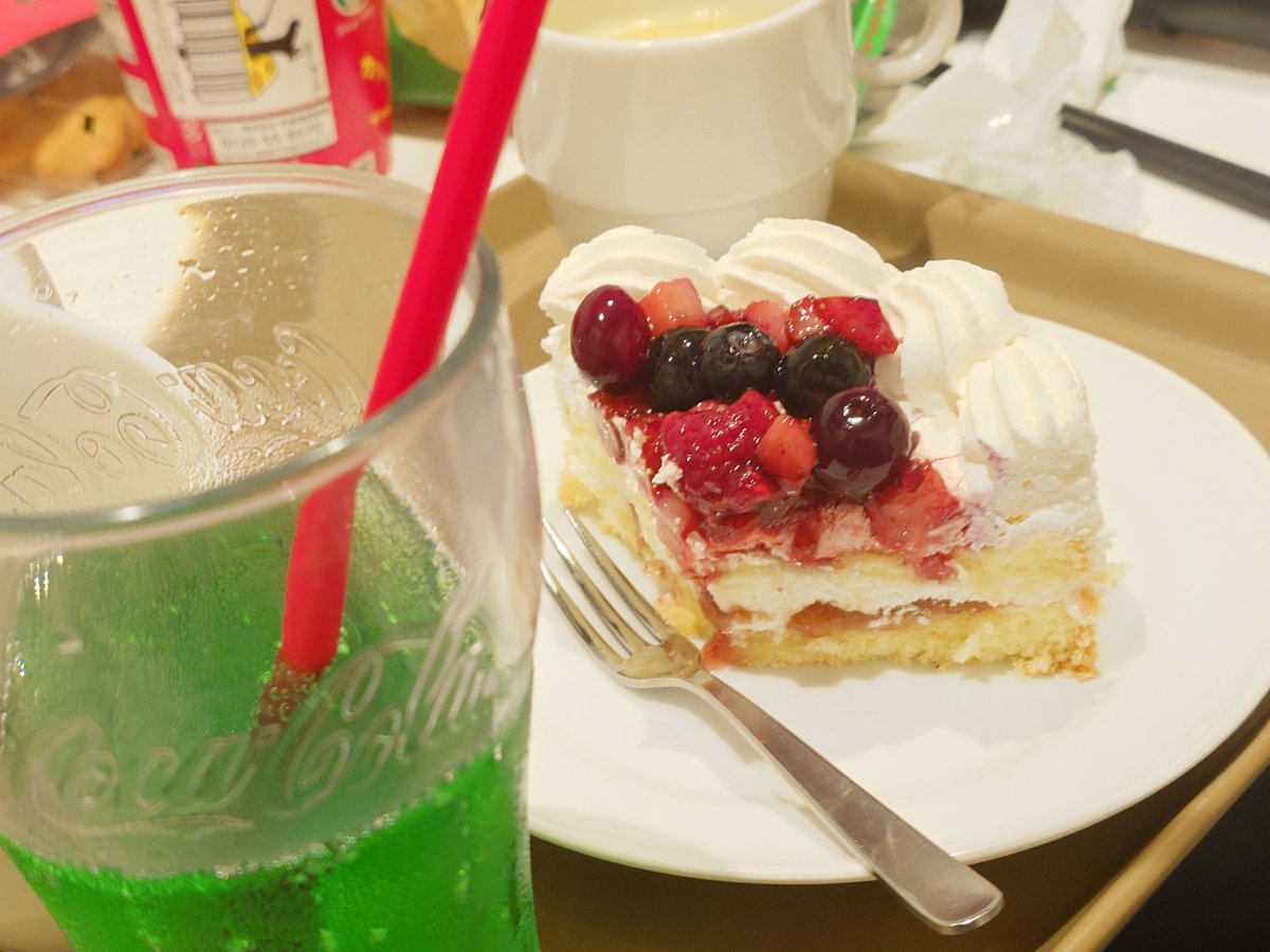 suihappa's tweet photo. お菓子持ち寄ったらすげー量にww
シャムスくんも連れて行ったので撮って、ケーキも食べた！満足😊 https://t.co/DTu3W8oIen