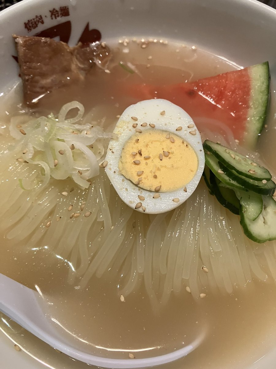 da_shi_o's tweet photo. 今回の祭り、実は3回も行ってしまった🤭

こう見ると、スイカは転んでいる🍉
横倒しにするのもお店マニュアルなのかねえ https://t.co/mlLRE4F0ZD