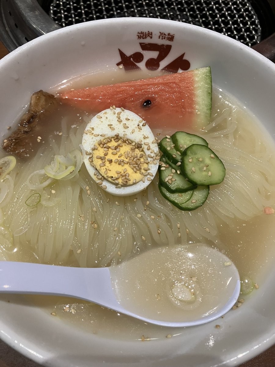 da_shi_o's tweet photo. 今回の祭り、実は3回も行ってしまった🤭

こう見ると、スイカは転んでいる🍉
横倒しにするのもお店マニュアルなのかねえ https://t.co/mlLRE4F0ZD