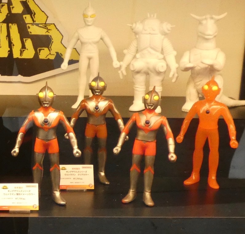 u19660717's tweet photo. 初期のポピーのウルトラ戦士は、
塗装のコストを抑えるために、
目とカラータイマーが別パーツになっていたのです！
前は金型の現存しないソフビは
オリジナルから型取りし、ソフビは破損してしまいました。
（M１号の西村さんの宝物の多くも例外なく）
今はマスダヤさん同様、３Ｄスキャンなのかな？ https://t.co/zhqkV7W7od