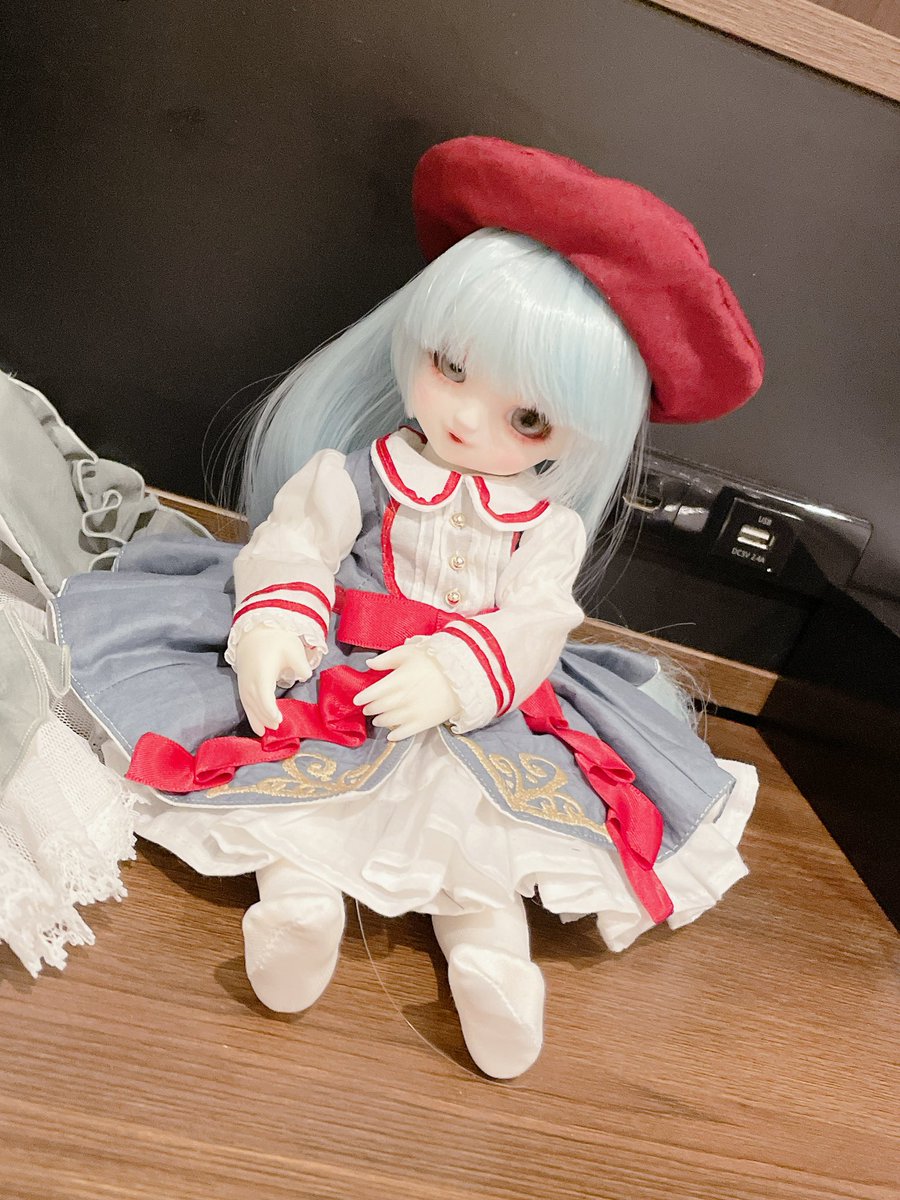 mirage_1104's tweet photo. 京都ドルパにて幼SDりこちゃんをお迎えしましたー！可愛いいい🩷
さくらんぼドレスは売り切れで買えなかった…でもあのめ洋裁店さんのお洋服着せたら似合いすぎてね。尊いが爆増。

#ドルパ　#お迎え報告 #戦利品  #あのめ童話劇場 https://t.co/w0i1COGdhT