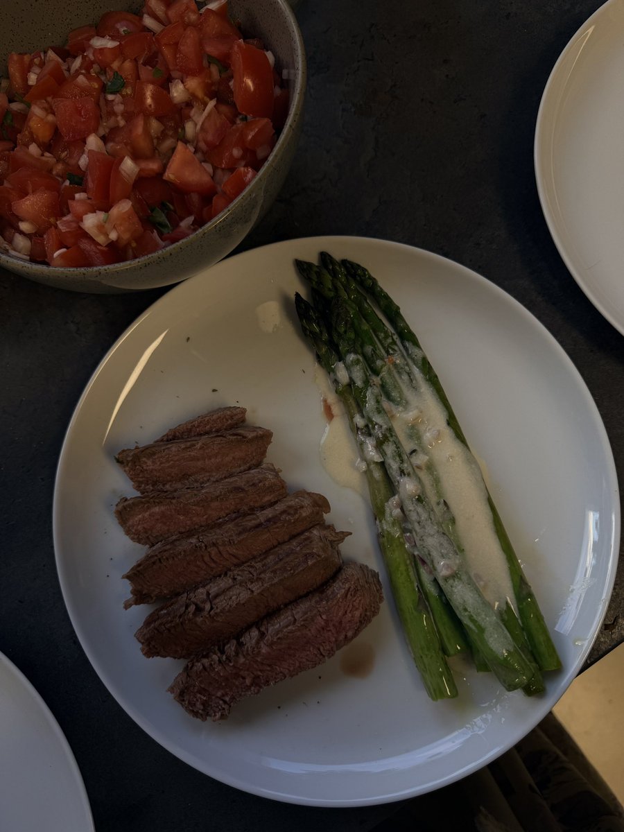 ririscxrs's tweet photo. @lillunez 5 feet btw, can cook, will pay your drinks, takes u out fine dining, I pick u up with my car https://t.co/IBzRnv9YIO