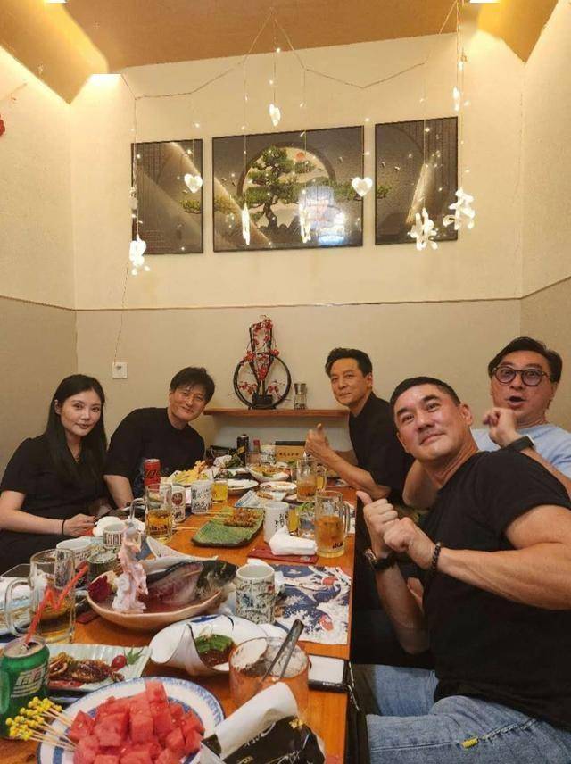 TijuanaBargahe's tweet photo. [和老伙计们的小聚，从碎碎念的日常聊到当年的糗事，可乐汽冒着泡，旧情谊也热乎着，这才是生活里的小确幸呀]， https://t.co/CCn4IeF60K