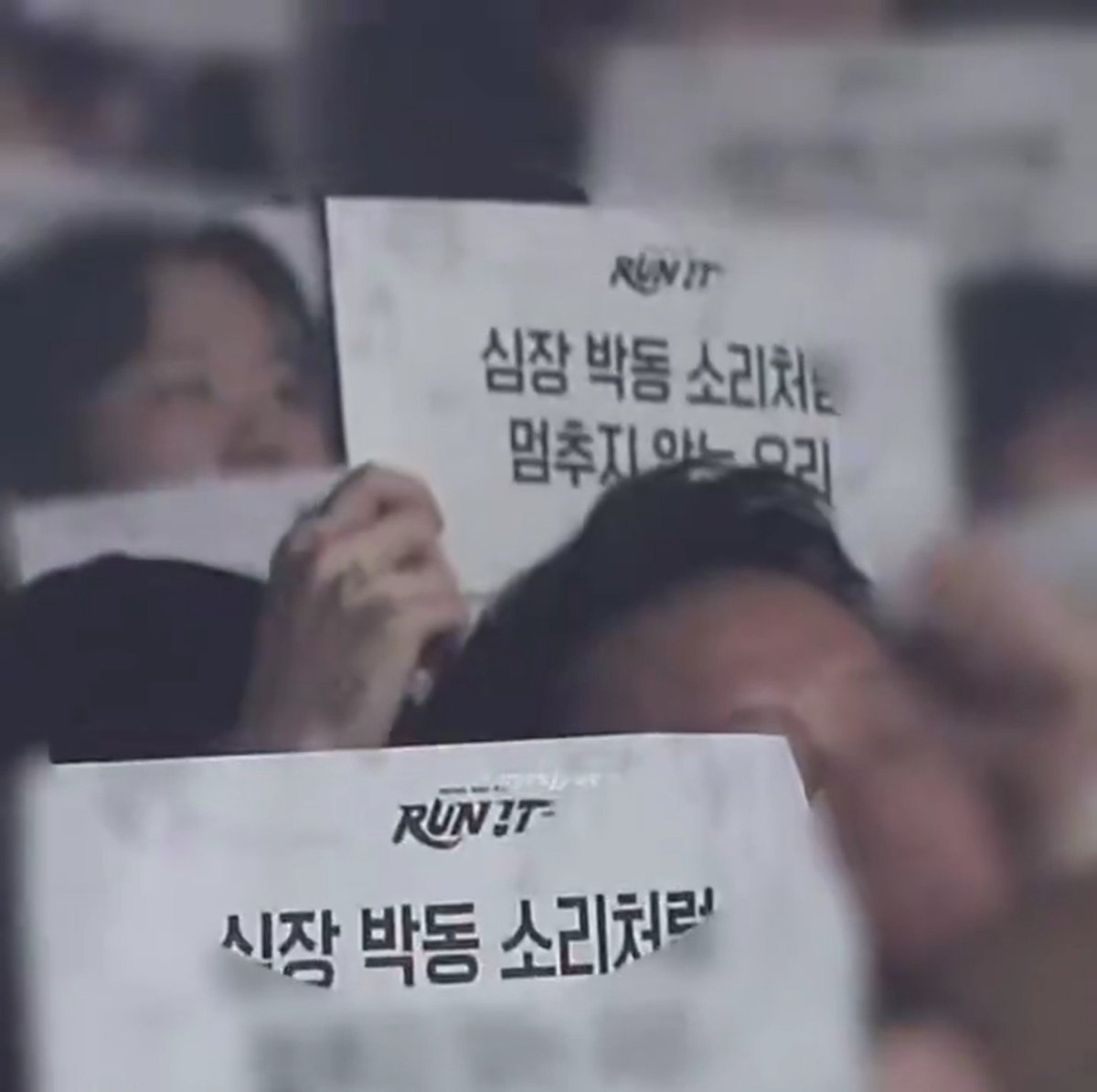 bayjeonjjk's tweet photo. Jungkook konserdeki hayranlarla beraber "Biz, asla durmayan atan bir kalbin sesi gibiyiz" yazan Stray Kids pankartı tutmuş, arkadaşlarını desteklemek deyince de o 🫶🏻 https://t.co/p8NC66Plnl