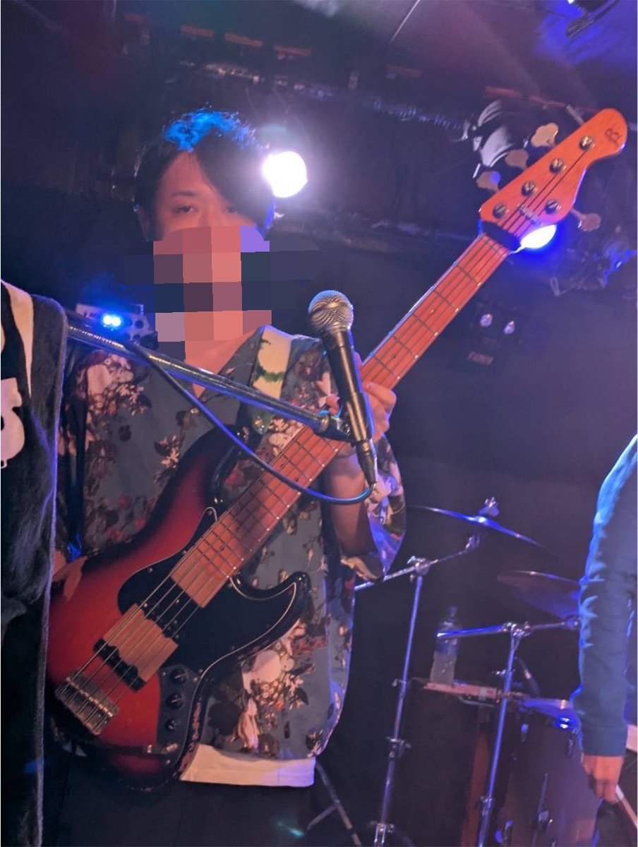 satoyosuke's tweet photo. 今日も愛用のBlackSmoker5弦はマジで良い音でしたが狭い立ち位置で無理矢理回ったらヘッドを思いっきりアンプ側面にぶつけてすげえ凹みました…
そんな荒んだ心に立食いらぁめん たいせいが沁みた！
自画像は太ってたんでモザイク。もうどうやったら痩せるのか忘れてしました。 https://t.co/I75zwl9vcn