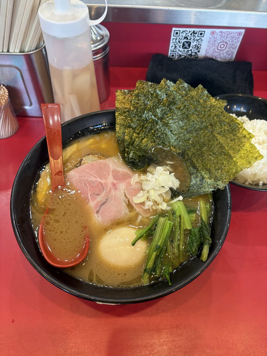 satoyosuke's tweet photo. 今日も愛用のBlackSmoker5弦はマジで良い音でしたが狭い立ち位置で無理矢理回ったらヘッドを思いっきりアンプ側面にぶつけてすげえ凹みました…
そんな荒んだ心に立食いらぁめん たいせいが沁みた！
自画像は太ってたんでモザイク。もうどうやったら痩せるのか忘れてしました。 https://t.co/I75zwl9vcn