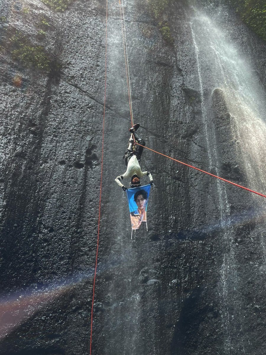 jiewonwoo's tweet photo. Jungwon, look at this, I can fly a flag with your face on it at this 27 meter high waterfall, cool! 
#jungwon 
Tiktok https://t.co/7tCDEgY4MY

Weverse https://t.co/DZDYy9vr7s 

kasih tau jungwon gaes biar di notice biar dia happy liat ini🥹 https://t.co/gS6uCzQ4a6