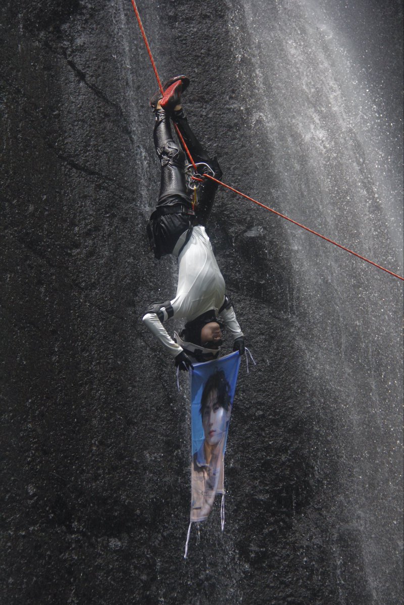 jiewonwoo's tweet photo. Jungwon, look at this, I can fly a flag with your face on it at this 27 meter high waterfall, cool! 
#jungwon 
Tiktok https://t.co/7tCDEgY4MY

Weverse https://t.co/DZDYy9vr7s 

kasih tau jungwon gaes biar di notice biar dia happy liat ini🥹 https://t.co/gS6uCzQ4a6