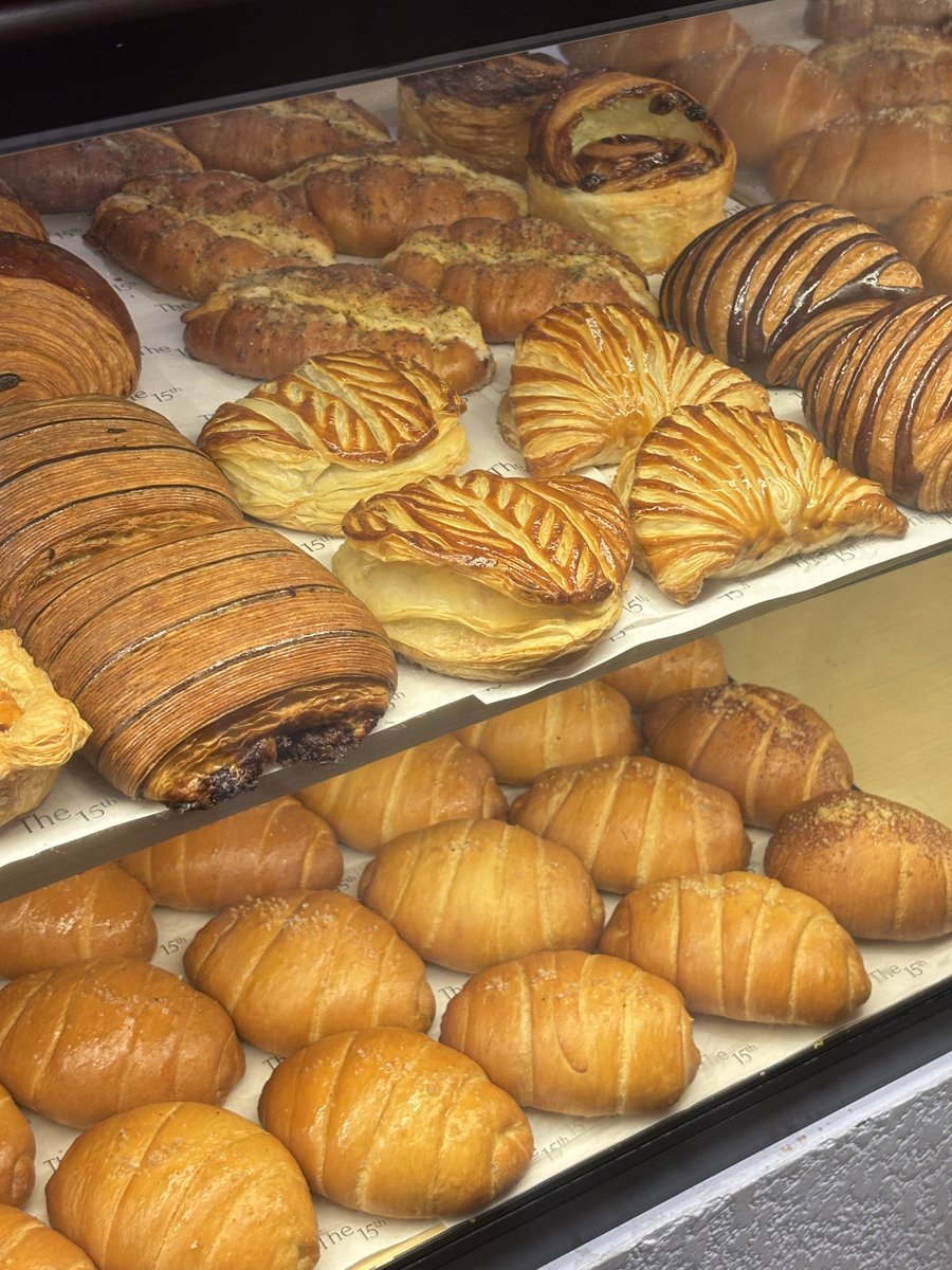 erine_as's tweet photo. penemuan salt bread enakkk omg lebih deket pula ga perlu ke blokM 🤣 harga mahal dikit tp gak perlu jauh dan gak perlu salfok jajan yg lain 🫶 https://t.co/NL7GDN192b