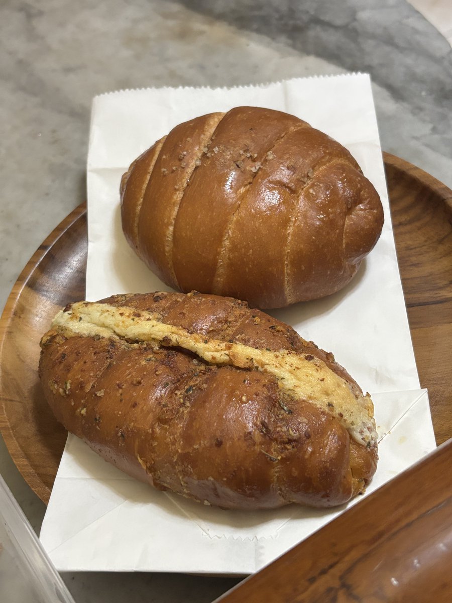 erine_as's tweet photo. penemuan salt bread enakkk omg lebih deket pula ga perlu ke blokM 🤣 harga mahal dikit tp gak perlu jauh dan gak perlu salfok jajan yg lain 🫶 https://t.co/NL7GDN192b
