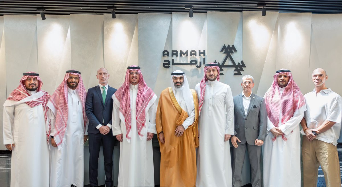 saudia_daily's tweet photo. Driving tech in fitness! 🏋️‍♂️⚡
Saudi MCIT Minister Eng. Abdullah Al-Swaha visits Armah Sports headquarters to review its digital transformation &amp; smart fitness models across Optimo &amp; B-Fit.
#ArmahSports #MCIT #SaudiVision2030 #SaudiArabia #FitTech 
https://t.co/XMNzXxdeKh https://t.co/RUkgbEmWAM
