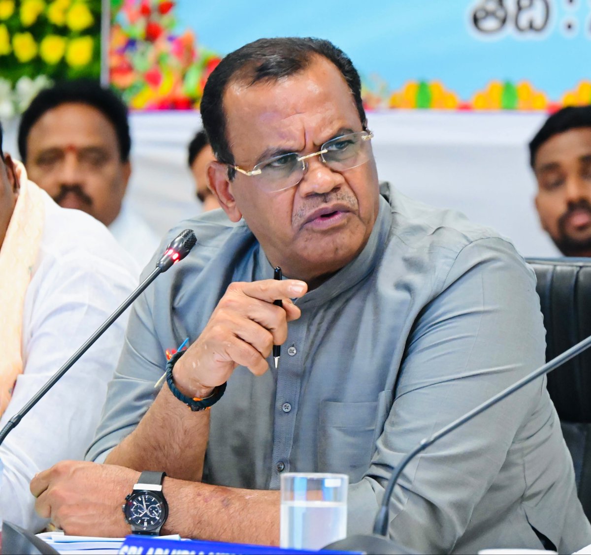Congress4TS's tweet photo. Komatireddy Venkat Reddy: ₹2,278.14 Crore Adilabad Joint User Airfield Gets Green Signal, Set to Transform North Telangana

ఉత్తర తెలంగాణకు గేమ్‌చేంజర్.. రూ.2,278.14 కోట్లతో ఆదిలాబాద్ జాయింట్ యూజర్ ఎయిర్‌ఫీల్డ్‌కు గ్రీన్ సిగ్నల్ - మంత్రి కోమటి రెడ్డి వెంకట్ రెడ్డి

🔹2,009.23 ఎకరాల్లో ఎయిర్‌ఫీల్డ్, సివిల్ ఏవియేషన్, కార్గో, ఎంఆర్ఓ సదుపాయాల ఏర్పాటు
🔹ఉత్తర తెలంగాణలో పారిశ్రామిక, పర్యాటక, కార్గో, రక్షణ రంగాలకు భారీ ఊతం
🔹వేలాది మంది యువతకు ప్రత్యక్ష, పరోక్ష ఉపాధి అవకాశాలు
🔹2026 డిసెంబర్ 31 నాటికి భూసేకరణ, మౌలిక వసతుల మార్పిడి పనులు పూర్తి చేయాలని ఆదేశాలు
🔹సీఎం రేవంత్ రెడ్డి ప్రత్యేక చొరవతో ఉత్తర తెలంగాణ అభివృద్ధిలో మరో చారిత్రక అడుగు: ఆర్ అండ్ బి శాఖమంత్రి కోమటిరెడ్డి వెంకట్ రెడ్డి

ఉత్తర తెలంగాణ అభివృద్ధికి మరో కీలక అడుగు పడిందని రాష్ట్ర రోడ్లు భవనాలు,సినిమాటోగ్రఫీ శాఖ మంత్రి కోమటిరెడ్డి వెంకట్ రెడ్డి తెలిపారు. ముఖ్యమంత్రి రేవంత్ రెడ్డి నాయకత్వంలో రాష్ట్ర ప్రభుత్వం ఆదిలాబాద్‌లో ప్రతిష్ఠాత్మక జాయింట్ యూజర్ ఎయిర్‌ఫీల్డ్ ఏర్పాటుకు రూ.2,278.14 కోట్ల పరిపాలనా అనుమతి మంజూరు చేస్తూ ఉత్తర్వులు జారీ చేసిందన్నారు.

ఈ ప్రాజెక్టు కోసం మొత్తం 2,009.23 ఎకరాల భూమిని సేకరించనున్నట్లు మంత్రి వెల్లడించారు. ఇందులో 1,609.23 ఎకరాలు భారత వైమానిక దళం (IAF) అవసరాల కోసం, 400 ఎకరాలు సివిల్ ఏవియేషన్ ఎన్‌క్లేవ్, ఎంఆర్ఓ (MRO), కార్గో టెర్మినల్, హ్యాంగర్లు, భవిష్యత్ విస్తరణ అవసరాల కోసం కేటాయించనున్నట్లు తెలిపారు.
భూసేకరణతో పాటు ఇప్పటికే ఉన్న రహదారుల మళ్లింపు, 765 కేవీ హైటెన్షన్ విద్యుత్ లైన్ల తరలింపు, వాగుల మళ్లింపు, మిషన్ భగీరథ తాగునీటి పైప్‌లైన్ల మార్పు, విద్యుత్ స్తంభాల తొలగింపు వంటి అన్ని అనుబంధ పనులకు అవసరమైన నిధులను కూడా ఈ పరిపాలనా అనుమతిలో భాగంగా కేటాయించినట్లు మంత్రి వివరించారు.

ఆదిలాబాద్ జాయింట్ యూజర్ ఎయిర్‌ఫీల్డ్ రాష్ట్రానికి వ్యూహాత్మకంగా అత్యంత కీలకమైన ప్రాజెక్టు అని కోమటిరెడ్డి వెంకట్ రెడ్డి పేర్కొన్నారు. భారత వైమానిక దళం, ఎయిర్‌పోర్ట్స్ అథారిటీ ఆఫ్ ఇండియా సంయుక్తంగా అభివృద్ధి చేయనున్న ఈ ఎయిర్‌ఫీల్డ్ వల్ల ఉత్తర తెలంగాణలో పారిశ్రామికాభివృద్ధి, పెట్టుబడులు, కార్గో రవాణా, పర్యాటకం, రక్షణ రంగాలకు విశేష ఊతం లభించడంతో పాటు వేలాది మంది యువతకు ప్రత్యక్ష, పరోక్ష ఉపాధి అవకాశాలు ఏర్పడతాయని అన్నారు.

ముఖ్యమంత్రి రేవంత్ రెడ్డి ప్రత్యేక చొరవతో కేంద్ర రక్షణ మంత్రిత్వ శాఖ, పౌర విమానయాన మంత్రిత్వ శాఖ, ఎయిర్‌పోర్ట్స్ అథారిటీ ఆఫ్ ఇండియాతో నిరంతర సమన్వయం ఫలితంగానే ఈ ప్రాజెక్టు వేగంగా ముందుకు సాగుతోందని మంత్రి తెలిపారు. రాష్ట్ర ప్రభుత్వం భూసేకరణ వ్యయంతో పాటు అన్ని అడ్డంకుల తొలగింపు ఖర్చును కూడా భరిస్తోందని చెప్పారు.

ప్రభుత్వ ఆదేశాల మేరకు భూసేకరణతో పాటు రహదారులు, విద్యుత్ లైన్లు, ఇతర మౌలిక వసతుల మార్పిడి పనులను 2026 డిసెంబర్ 31 నాటికి పూర్తి చేయాలని జిల్లా యంత్రాంగాన్ని ఆదేశించినట్లు మంత్రి వెల్లడించారు.

ప్రాంతీయ సమతుల అభివృద్ధే సీఎం రేవంత్ రెడ్డి ప్రభుత్వ లక్ష్యమని, ఆదిలాబాద్ జాయింట్ యూజర్ ఎయిర్‌ఫీల్డ్ ఉత్తర తెలంగాణ అభివృద్ధికి గేమ్‌చేంజర్‌గా నిలుస్తుందని మంత్రి కోమటిరెడ్డి వెంకట్ రెడ్డి స్పష్టం చేశారు.

#Komatireddy #Telangana