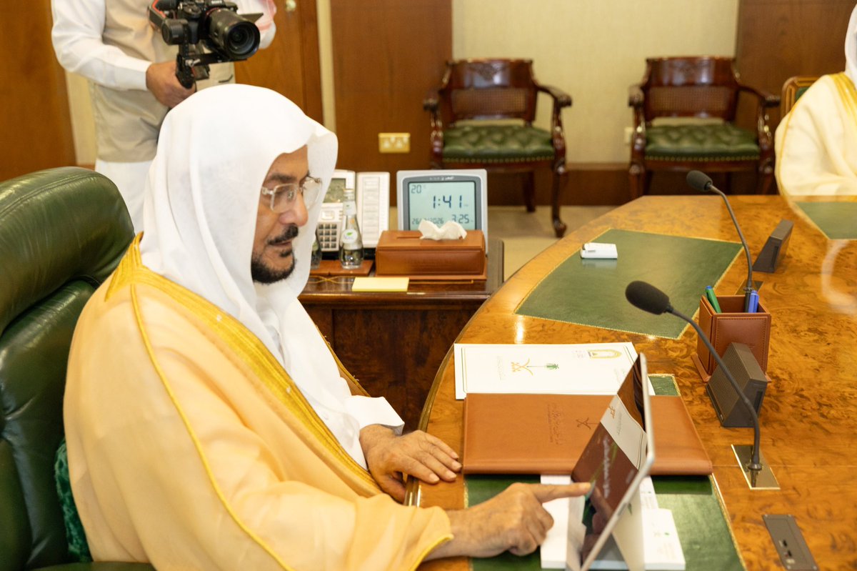 Saudi_Moia's tweet photo. دشّن معالي وزير الشؤون الإسلامية والدعوة والإرشاد الشيخ الدكتور عبداللطيف آل الشيخ بمكتبه بالرياض اليوم الأحد 12 صفر لعام 1448هـ، خدمة “بطاقة مسلم جديد” الرقمية، التي تُؤتمت إجراءات الدخول في الإسلام من تقديم الطلب حتى إصدار بطاقة رقمية موثقة، ترتبط بتطبيق " توكلنا"، في خطوة تعزز التحول الرقمي وترتقي بجودة الخدمات بما يواكب مستهدفات رؤية المملكة 2030.
تفاصيل الخبر :
https://t.co/KVGjvnmlhz