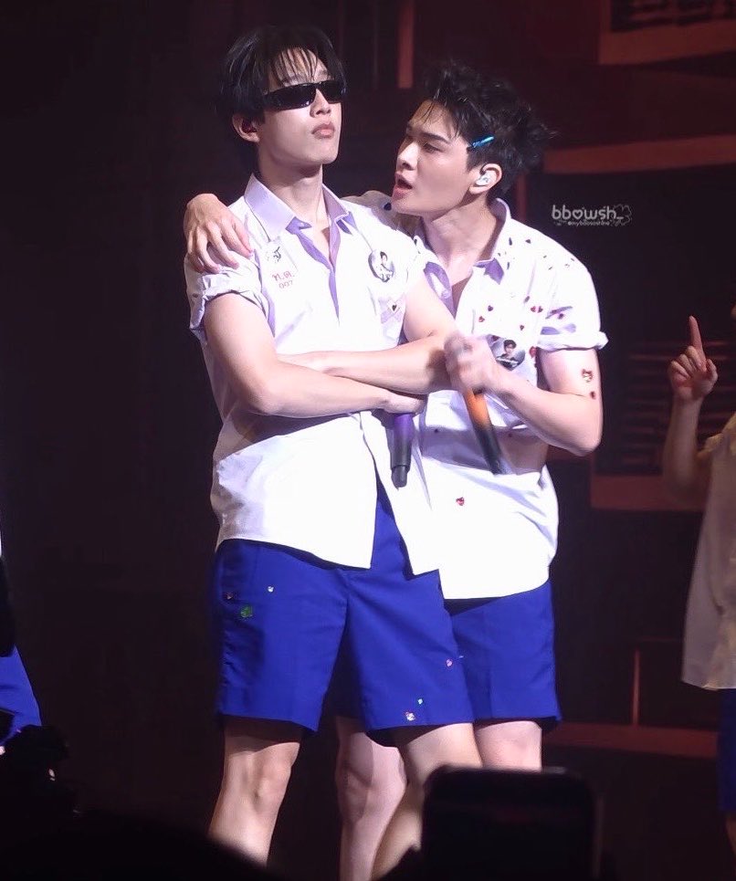 kh1ovele's tweet photo. : บิบิ๊ค้าบ กับคนนั้นเขาไม่ได้คิดไรเลยน้องมันมาขอไอจี แต่เค้าก็ปฏิเสธไปแล้วนะคะว่าไม่ได้เล่น
: น้อง? 
: บิบิ๊ หายงอนพี่นะ 
: ก็ไปหา “ น้อง ” คนนั้นสิ 😼🕶️
: บิบิ๊ 😭 https://t.co/brlkXPQ08K