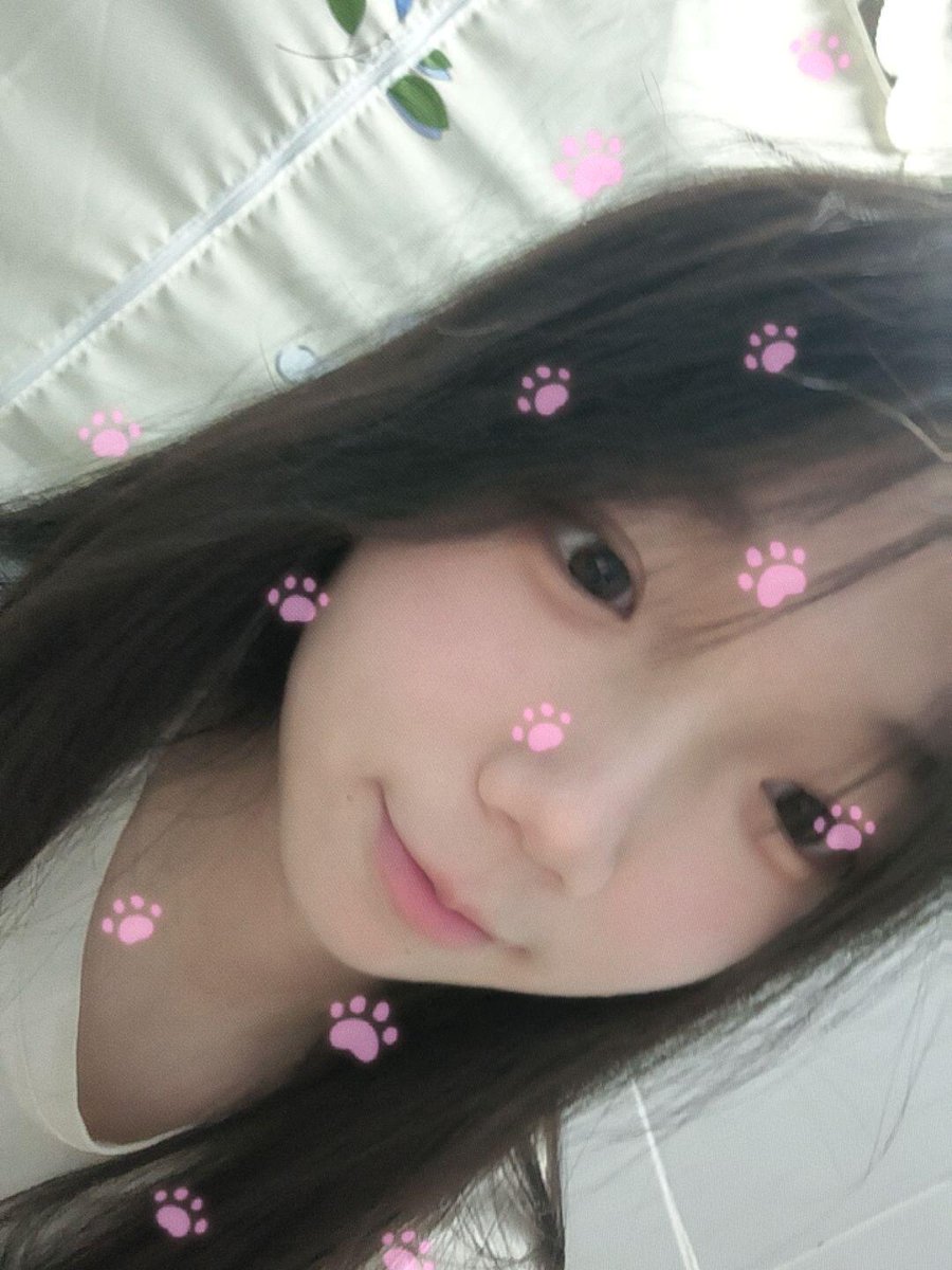 xavi20064's tweet photo. 猜猜小裤裤什么颜色，猜对了送给你 #女高 #反差 https://t.co/BvKZ82fbn3