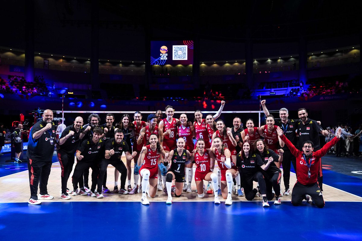 fethiyasar's tweet photo. Şampiyonuz. 🏆🏐

Tebrikler #FileninSultanları 👏👏

2026 Milletler Liginde şampiyon olan Filenin Sultanları’nı yürekten kutluyorum. 🇹🇷🇹🇷

Türk kadınına imkan verildiğinde neler başarabileceğini bir kez daha gösteren milli sporcularımızın genç kızlarımıza da örnek olacağına inanıyorum.