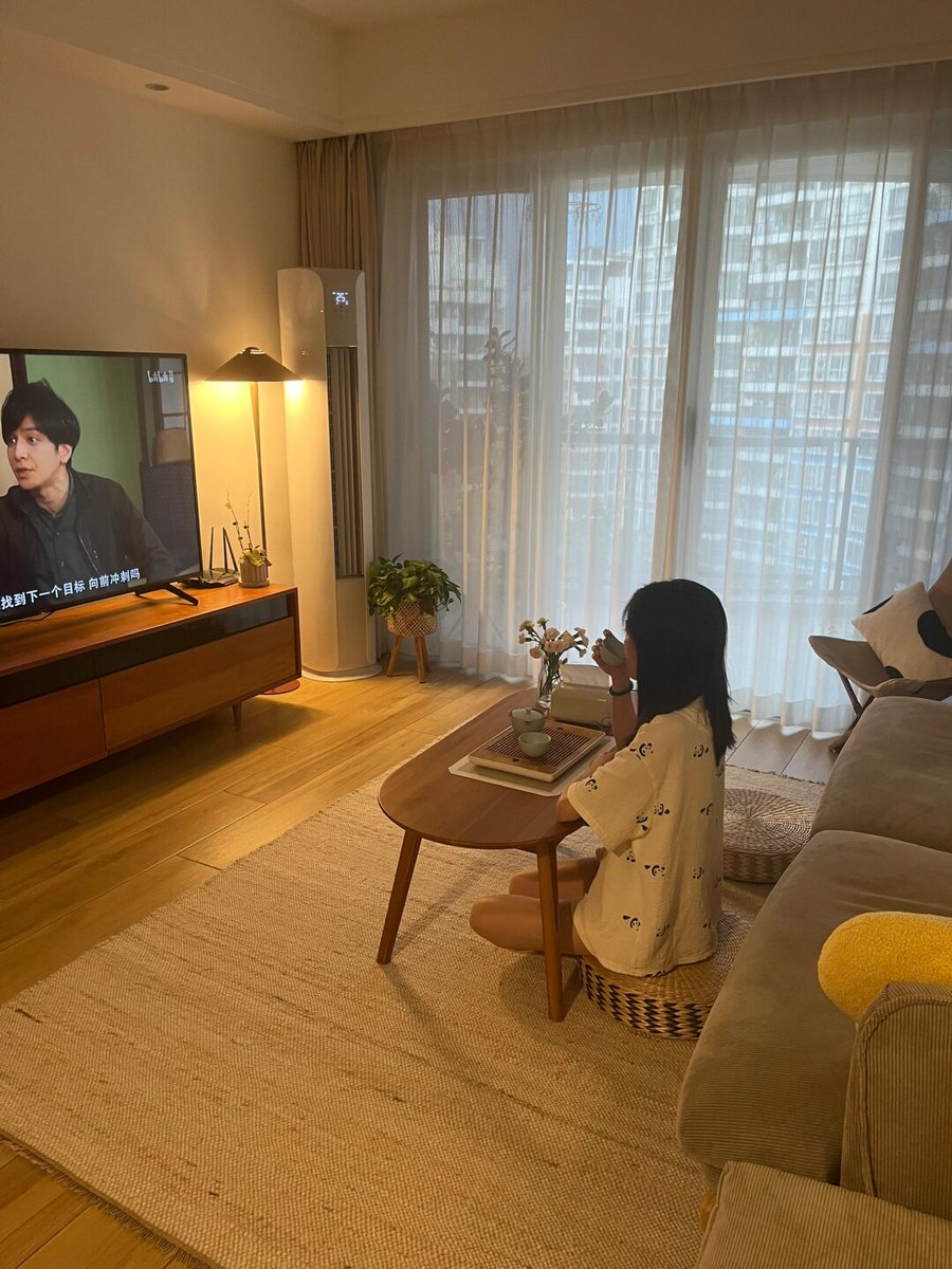 CorneliaCr45240's tweet photo. Just curled up with a warm drink and my favorite show—this is what perfect downtime feels like ， https://t.co/3q569D8C4F