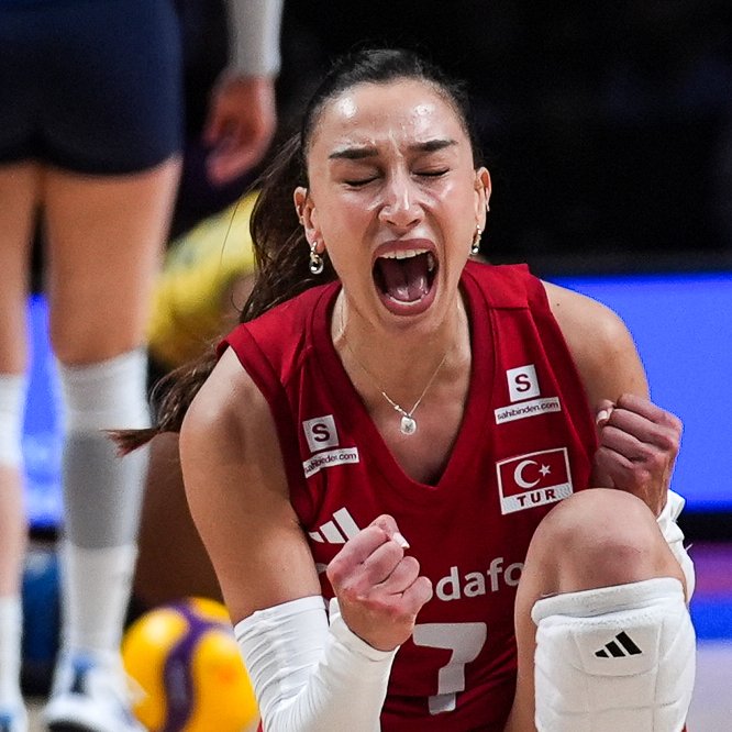 sputnik_TR's tweet photo. 🇹🇷🇹🇷🇹🇷Filenin Sultanları, Milletler Ligi şampiyonu

A Milli Kadın Voleybol Takımı, FIVB Milletler Ligi finalinde Brezilya'yı 3-1 yenerek şampiyon oldu https://t.co/mDEoAfch8L