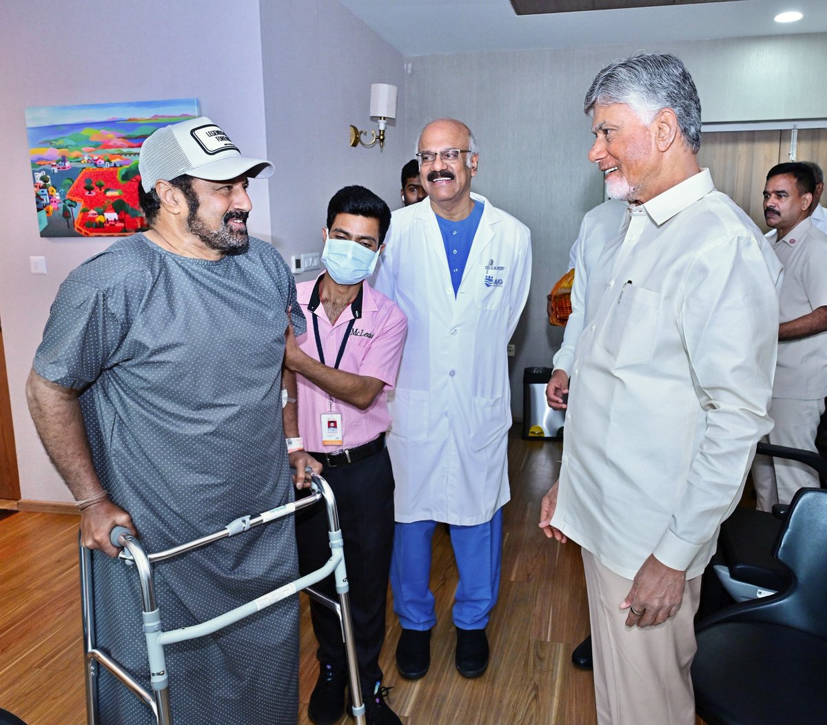 AndhraPradeshCM's tweet photo. ఇటీవల సినిమా షూటింగ్‌లో గాయపడి హైదరాబాద్‌లోని ఏఐజీ ఆసుపత్రిలో చికిత్స పొందుతున్న ప్రముఖ సినీనటుడు, ఎమ్మెల్యే శ్రీ నందమూరి బాలకృష్ణ ను గౌరవ ముఖ్యమంత్రి శ్రీ నారా చంద్రబాబు నాయుడు నేడు పరామర్శించారు. https://t.co/aZQ3FpIJIY