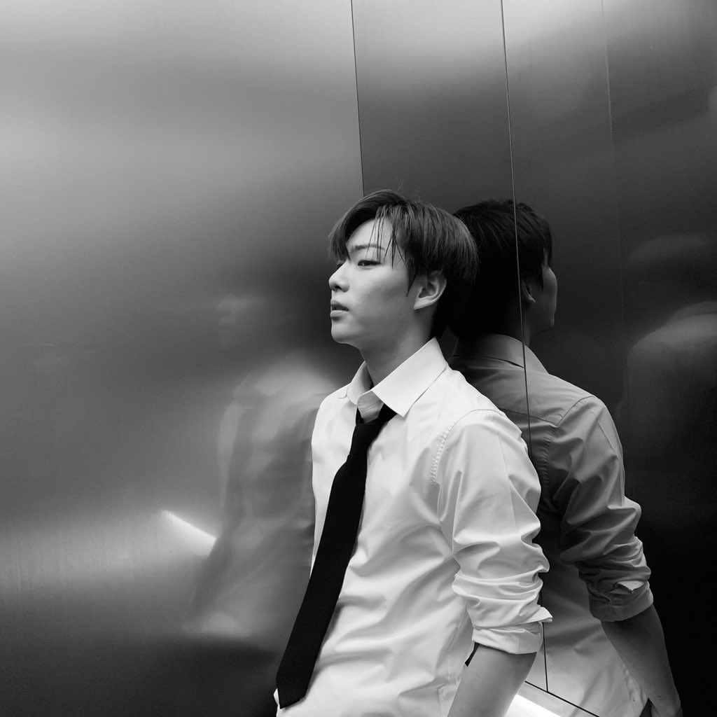 helloooooonf's tweet photo. 아기땐 셔츠입고 멋있어보일라고 흑백까지 썼는데
지금은 그냥 ㅈㄴ 남자
영원하자 셔츠이션 https://t.co/wGWlLsXYbf