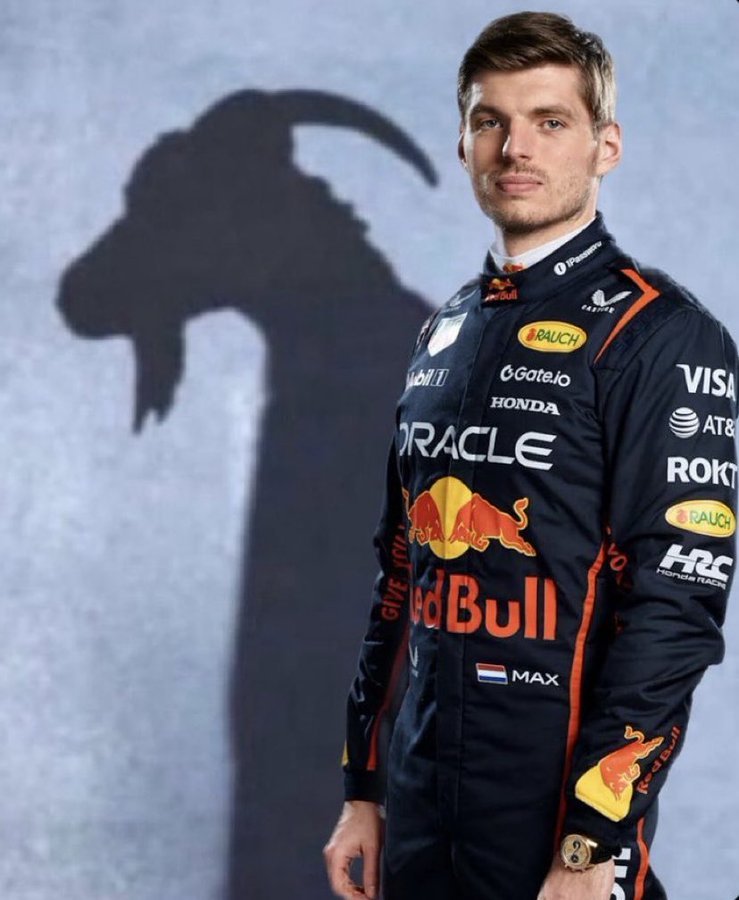 MaxArgento33's tweet photo. LO DE QUE MAX VERSTAPPEN LE ESTE DANDO UNA CÁTEDRA DE MANEJO A HAMILTON CON UN AUTO INFERIOR QUE ES???? https://t.co/eusCNU6lyk