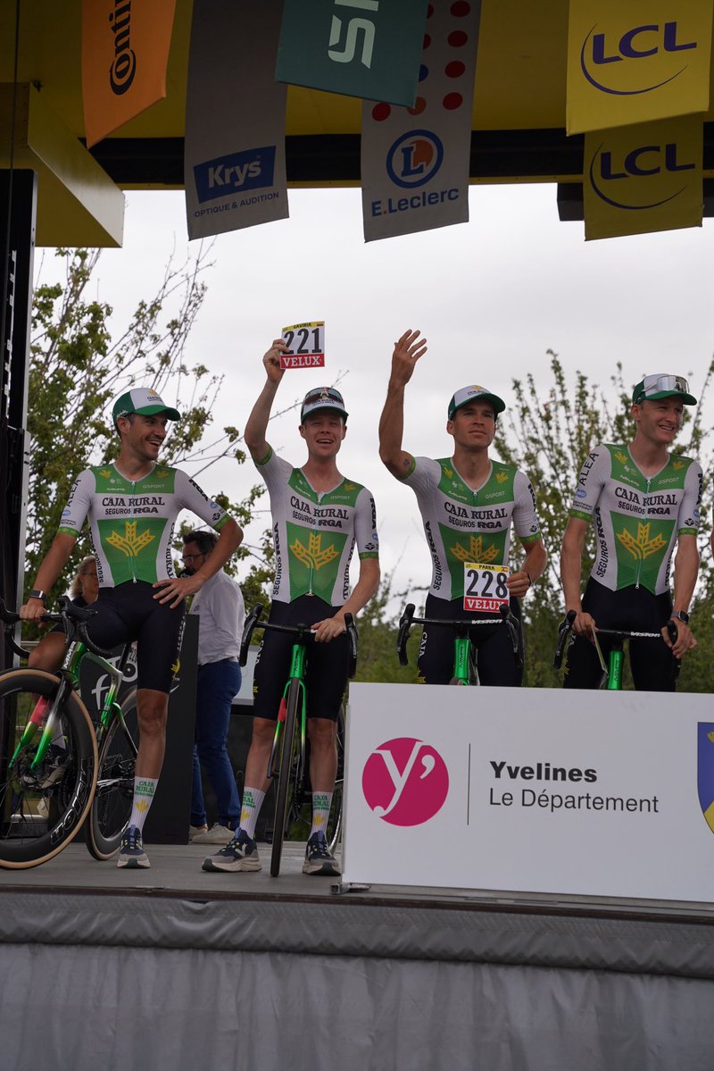 CajaRural_RGA's tweet photo. 🗼Llegamos a Paris con la tradicional foto de familia del último día. Los Campos Elíseos esperan a los ciclistas y staff después de 21 etapas exigentes acordándonos de los que no han llegado también.

#tdf2026 @LeTour 
#súmatealverde 💚 https://t.co/gxf0UNXx3E