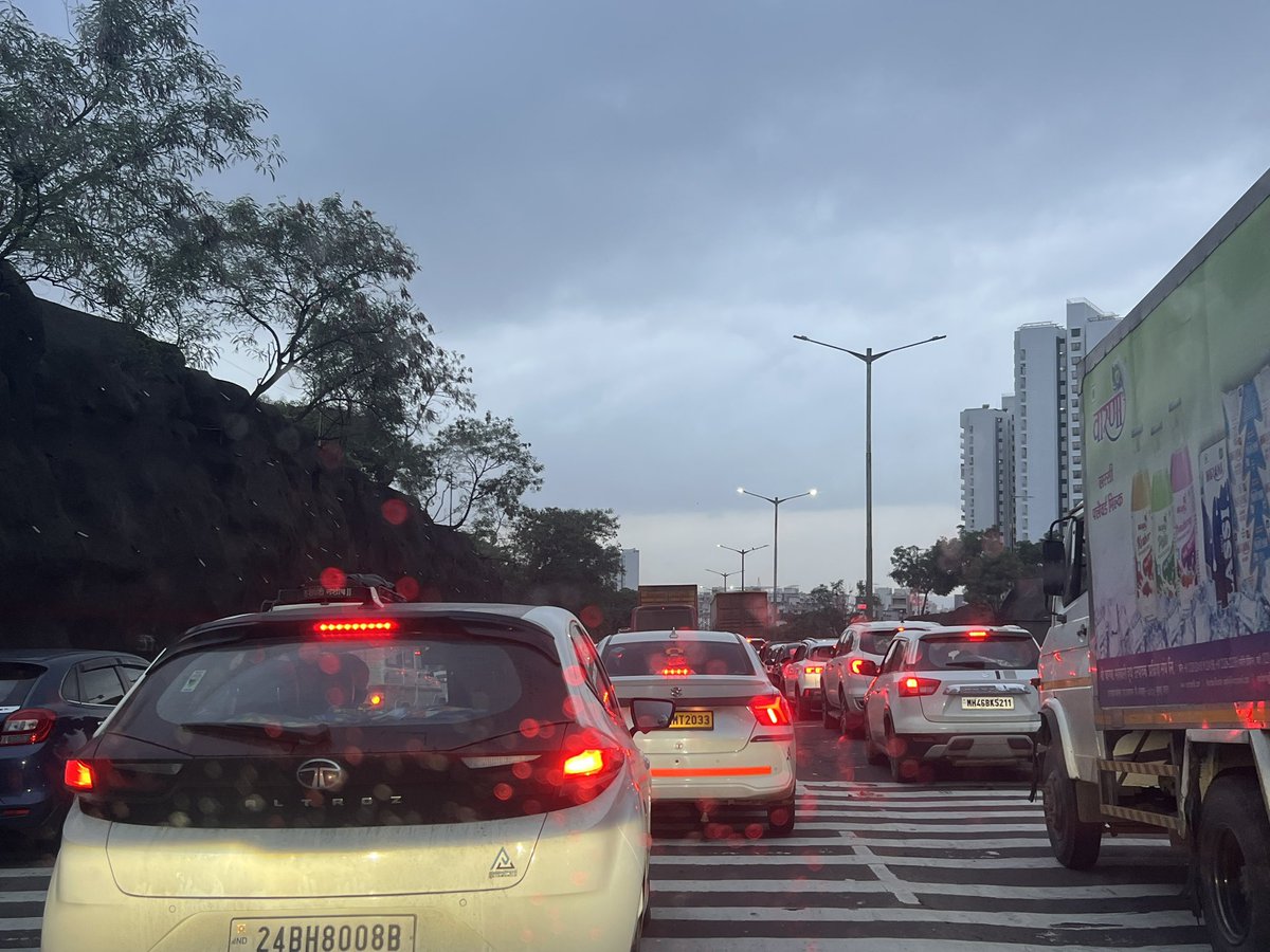 Its_Crazy_feel_'s tweet photo. @Dev_Fadnavis @CMOMaharashtra @mieknathshinde haat jodun pranaam vikas kuthe lapala ahe katraj la 3 taas zale ekaach thikani ahe dhanya te sarkaar dhanya te nete @PuneCityPolice @CPPuneCity @PuneCityTraffic @PratapSarnaik 🙏🙏🙏 https://t.co/6GfTq6f5ce