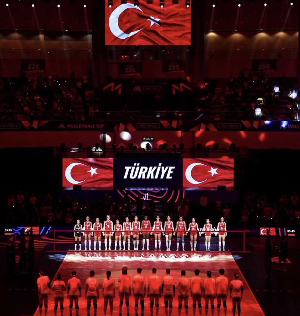 desttiina's tweet photo. Şampiyonuz 🤍❤️ yine yine ve yeniden #FileninSultanları #VNL https://t.co/uNvfAZlZK3