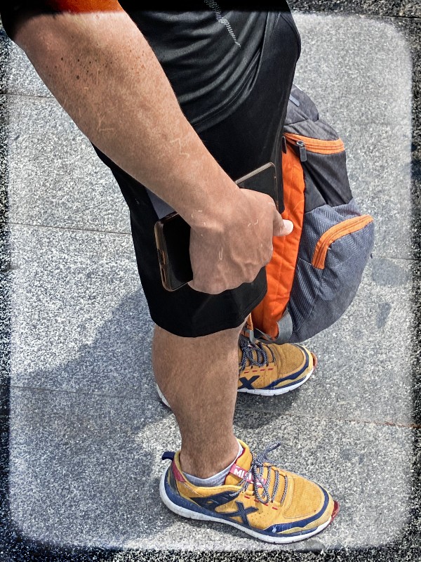 7wini3afak's tweet photo. Guys wearing #sneakers #BlueSkySawItFirst🦋 #bulge https://t.co/vhuB5jstZK