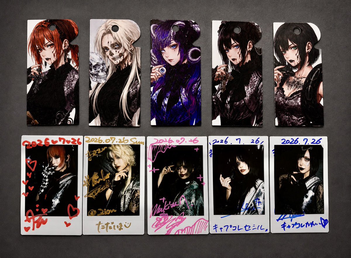 art_osu16384's tweet photo. maleficiumライブ、最高でした！
みゅる様を迎えた新体制での初名古屋ライブ！
チェキはデザフェスのときにメンバーにプレゼントしたキャプコレのポーズで👀

そして！新体制の色紙も！！
3周年ワンマンライブもコラボグッズ持って名古屋勢とともにお祝いに行きます🔥

#maleficium
#マレフィキウム
#ライブ